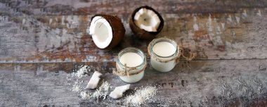 Keto diyeti. Keto içiyor. Kavanozlar dolusu hindistan cevizi sütü, hindistan cevizi gevreği, hindistan cevizi. Hindistan cevizi sütü. Vejetaryen sütü.