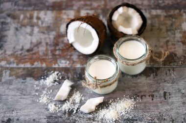 Keto diyeti. Keto içiyor. Kavanozlar dolusu hindistan cevizi sütü, hindistan cevizi gevreği, hindistan cevizi. Hindistan cevizi sütü. Vejetaryen sütü.