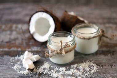 Keto diyeti. Keto içiyor. Kavanozlar dolusu hindistan cevizi sütü, hindistan cevizi gevreği, hindistan cevizi. Hindistan cevizi sütü. Vejetaryen sütü.