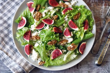 İncirli ve peynirli sağlıklı salata. Keto diyeti. Keto salatası.