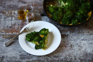 Beyaz tabakta bir dilim brokoli frittata. Vejetaryen diyeti. Keto diyeti. Brokolili Keto omleti..