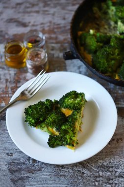 Beyaz tabakta bir dilim brokoli frittata. Vejetaryen diyeti. Keto diyeti. Brokolili Keto omleti..