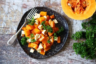 Feta ve otlu sonbahar balkabağı salatası. Keto salatası. Keto diyeti. Sağlıklı vejetaryen salatası.