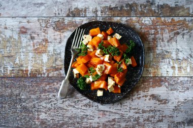 Feta ve otlu sonbahar balkabağı salatası. Keto salatası. Keto diyeti. Sağlıklı vejetaryen salatası.