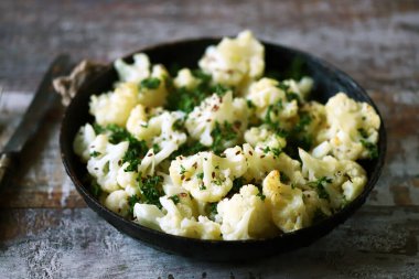 Tavada pişirilmiş baharatlı karnabahar. Vejetaryen yemeği.