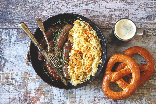 Oktoberfest Kaja Bajor Kolbász Savanyú Káposzta Serpenyőben Friss Bajor Sör — Stock Fotó