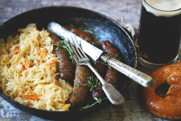 Comida Oktoberfest Salsichas Bávaras Chucrute Uma Panela Comida Fresca Cerveja — Fotografia de Stock