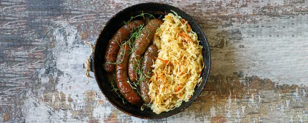 Comida Oktoberfest Salsichas Bávaras Chucrute Uma Panela Comida Fresca Cerveja — Fotografia de Stock