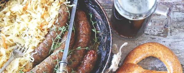 Comida Oktoberfest Salsichas Bávaras Chucrute Uma Panela Comida Fresca Cerveja — Fotografia de Stock