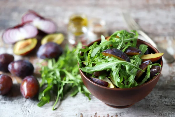 Salada Leve Com Arugula Ameixas Salada Ameixa Outono Alimentos Saudáveis — Fotografia de Stock