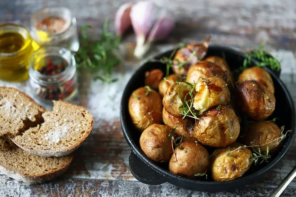 Patata Rustica Padella Piccole Patate Forno Una Buccia Con Aglio — Foto Stock