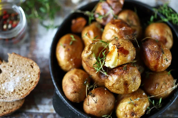 Patata Rústica Una Sartén Las Patatas Cocidas Piel Con Ajo —  Fotos de Stock