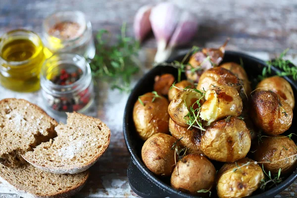 Patata Rústica Una Sartén Las Patatas Cocidas Piel Con Ajo —  Fotos de Stock