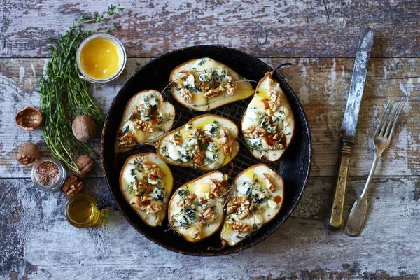 Печёные Груши Сыром Орехами Французская Кухня Здоровое Питание Вегетарианский Обед — стоковое фото