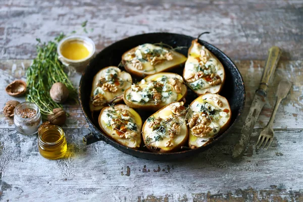 Печёные Груши Сыром Орехами Французская Кухня Здоровое Питание Вегетарианский Обед — стоковое фото