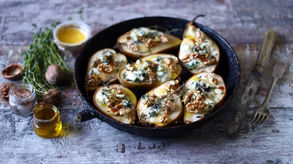 Печёные Груши Сыром Орехами Французская Кухня Здоровое Питание Вегетарианский Обед — стоковое фото