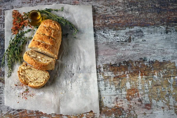 집에서 맛있는 빵이야 약초를 곁들인 이탈리아 — 스톡 사진