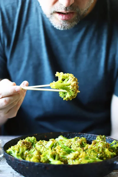 Seorang Pria Menempatkan Brokoli Mulutnya Dengan Sumpit Brokoli Memasak Makanan — Stok Foto