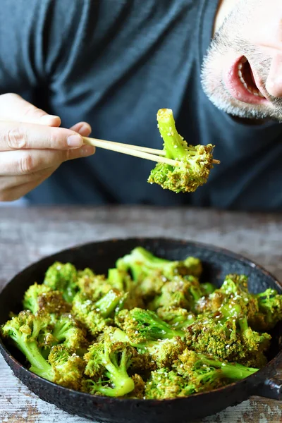 Seorang Pria Menempatkan Brokoli Mulutnya Dengan Sumpit Brokoli Memasak Makanan — Stok Foto