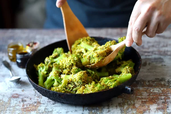 Seorang Koki Dengan Spatula Kayu Dan Sendok Brokoli Dalam Panci — Stok Foto