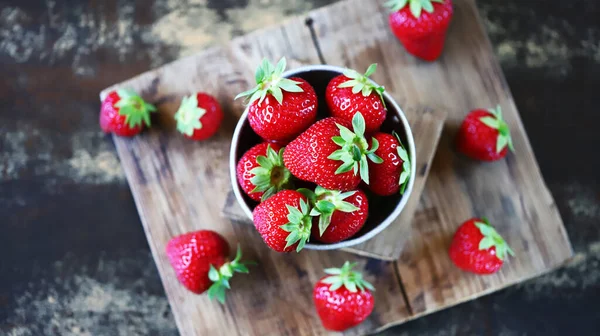 Fresh Ripe Strawberries Bowl Wooden Surface Selected Strawberries Highest Quality — Stock Photo, Image