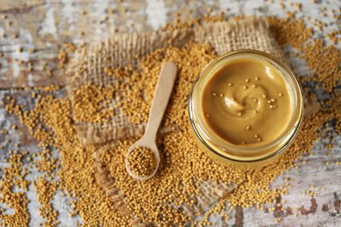 Bir kavanoz hardal ve hardal tohumu. Ev yapımı baharatlı hardal..