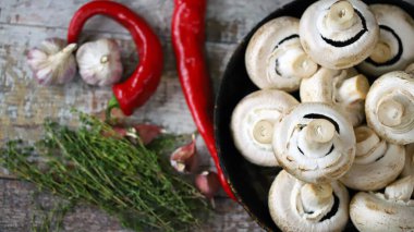 Tavada büyük çiğ şampiyon mantarı. Pişmeden önce soslu mantarlar. Vejetaryen yemeği pişirmek..