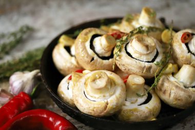 Tavada büyük çiğ şampiyon mantarı. Pişmeden önce soslu mantarlar. Vejetaryen yemeği pişirmek..