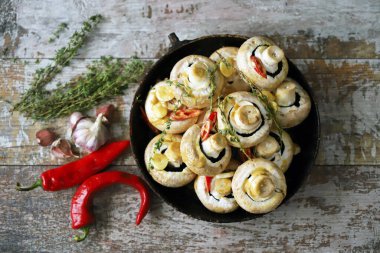 Tavada büyük çiğ şampiyon mantarı. Pişmeden önce soslu mantarlar. Vejetaryen yemeği pişirmek..