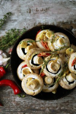 Tavada büyük çiğ şampiyon mantarı. Pişmeden önce soslu mantarlar. Vejetaryen yemeği pişirmek..