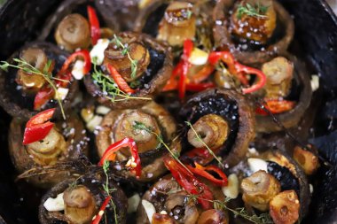 Baharatlı tavada pişirilmiş şampiyon mantarı. Sağlıklı yiyecekler. Vejetaryen diyeti.