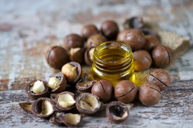 Macadamia ceviz yağı. Macadamia fındığı. Seçici odaklanma. Makro.