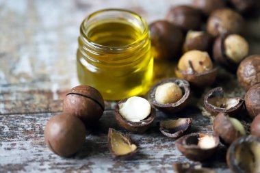 Macadamia ceviz yağı. Macadamia fındığı. Seçici odaklanma. Makro.