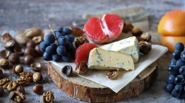 Fındıklı ve meyveli mavi peynir. Peynirli aperatif. Keto diyeti. Keto Ayarları.