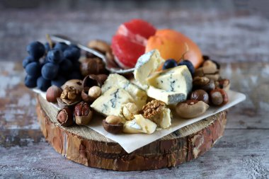 Peynir, fındık ve meyve seti. Keto sağlıklı atıştırmalıklar hazırla. Keto diyeti. Seçici odaklanma. Makro.