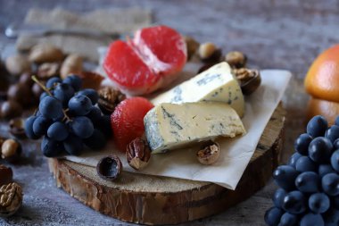 Peynir, fındık ve meyve seti. Keto sağlıklı atıştırmalıklar hazırla. Keto diyeti. Seçici odaklanma. Makro.