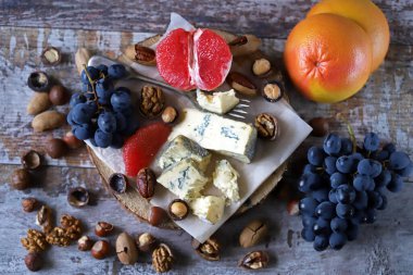Meyve ve fındıklı mavi peynir. Peynir seti. Sağlıklı yemek..