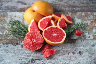 Taze sulu greyfurtlar. Greyfurt hamuru. C vitamini kavramı.