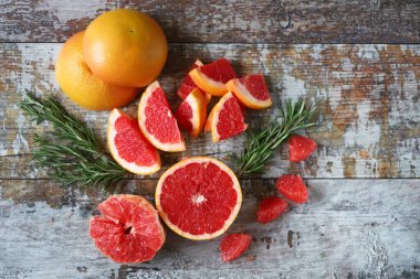 Taze sulu greyfurtlar. Greyfurt hamuru. C vitamini kavramı.