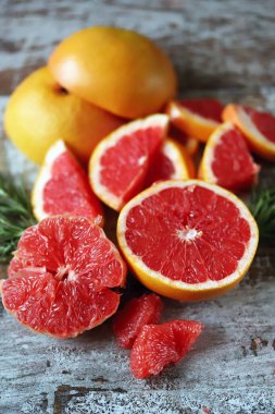 Taze sulu greyfurtlar. Greyfurt hamuru. C vitamini kavramı.