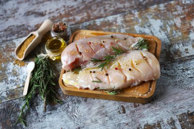 Biberiye ve baharatlı çiğ tavuk göğsü. Seçici odaklanma. Makro.