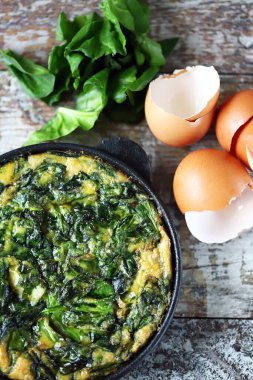 Dökme demir tavada ıspanaklı omlet. Keto diyeti. Vejetaryen kahvaltısı. Seçici odaklanma. Makro.