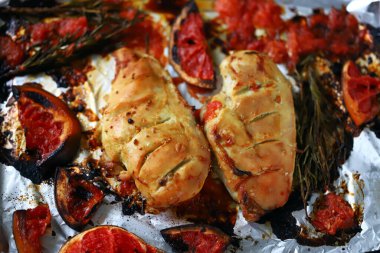 Fırında tavuk fileto greyfurtlu ve biberiyeli fırın tepsisi. Keto diyeti. Paleo diyeti. Pegan diyeti.