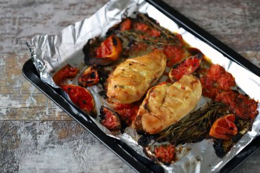 Fırında tavuk fileto greyfurtlu ve biberiyeli fırın tepsisi. Keto diyeti. Paleo diyeti. Pegan diyeti.