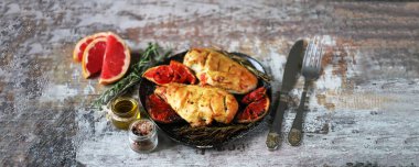 Greyfurt ve biberiyeli fırında tavuk göğsü. Evde yemek pişirmek. Sağlıklı yiyecekler. Keto Paleo. Pegan diyeti.