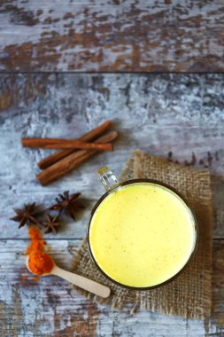 İçinde baharat olan zerdeçal sütü. Altın zerdeçal sütü. Hint sağlık içeceği. Seçici odaklanma. Makro.