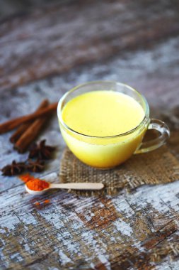 İçinde baharat olan zerdeçal sütü. Altın zerdeçal sütü. Hint sağlık içeceği. Seçici odaklanma. Makro.