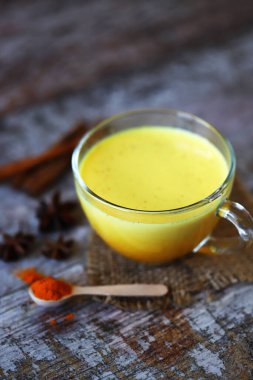 İçinde baharat olan zerdeçal sütü. Altın zerdeçal sütü. Hint sağlık içeceği. Seçici odaklanma. Makro.