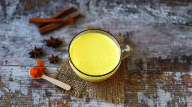 İçinde baharat olan zerdeçal sütü. Altın zerdeçal sütü. Hint sağlık içeceği. Seçici odaklanma. Makro.