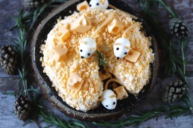 Peynirli, ananaslı ve peynirli fare salatası. Yumurta faresi şeklinde dekorasyonlar..